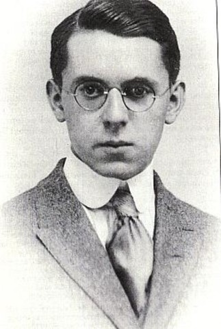 La primera máquina de escribir con rodillo cilindrico.