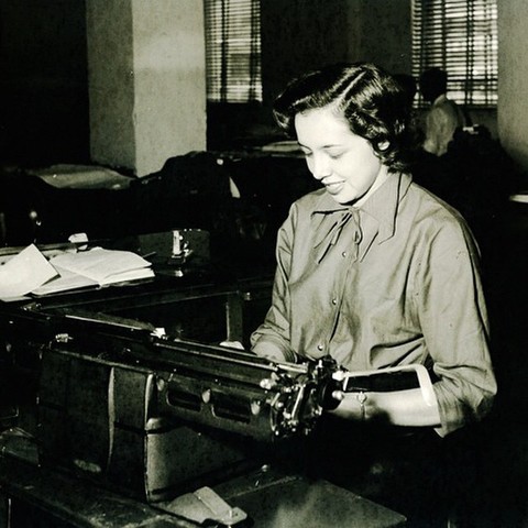 La mujer y la máquina de escribir