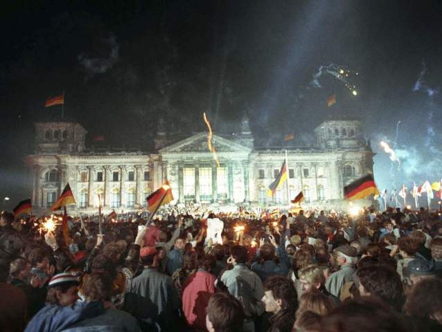 Väst & Östtyskland återförenas.