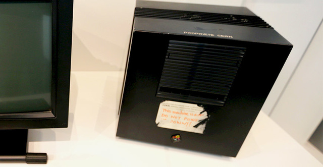 Världens första webbsida skapas.