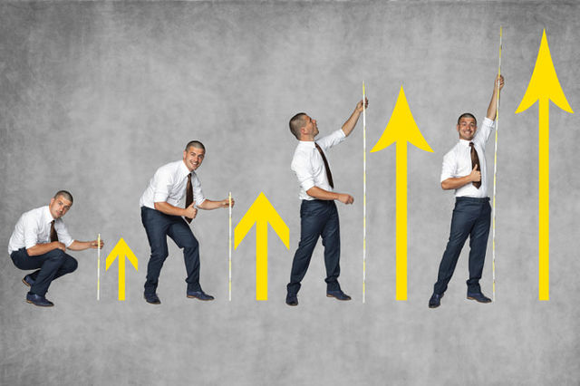 David Mehel aplica exámenes de desarrollo de personal.