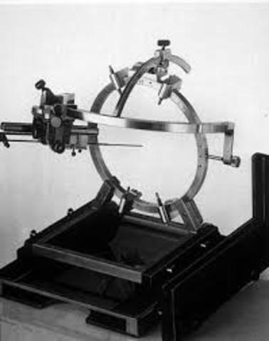 Primer aparato de estereotaxia.