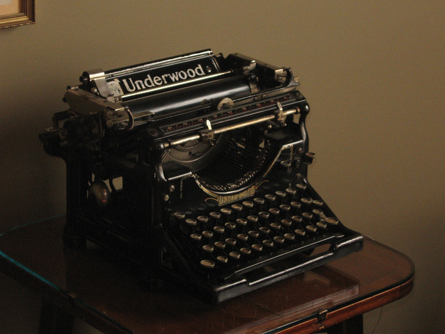 En 1878 se logro escribir con letras minusculas en la naquina de escribir .