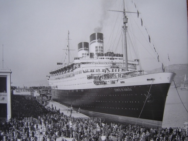 Eva Rothmann fleas to America