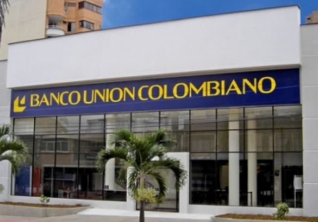 Compra tres bancos más