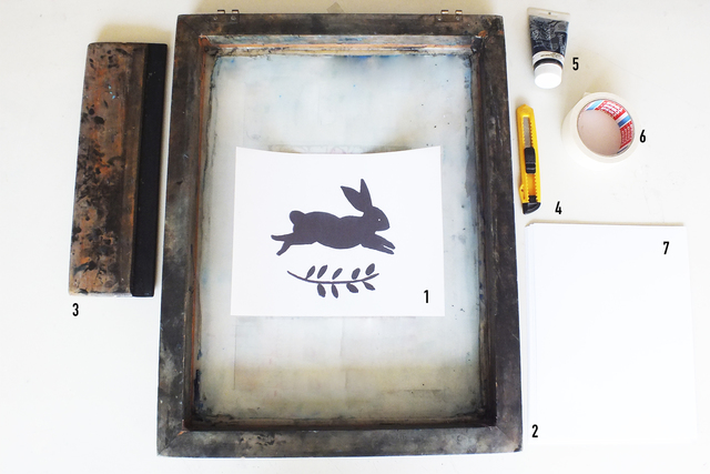 Las primeras serigrafías sobre papel (carteles publicitarios) aparecen en Estados Unidos .