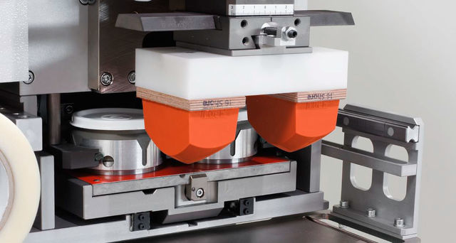 Pierre Schmid inventó la primera máquina de tampografía manual.