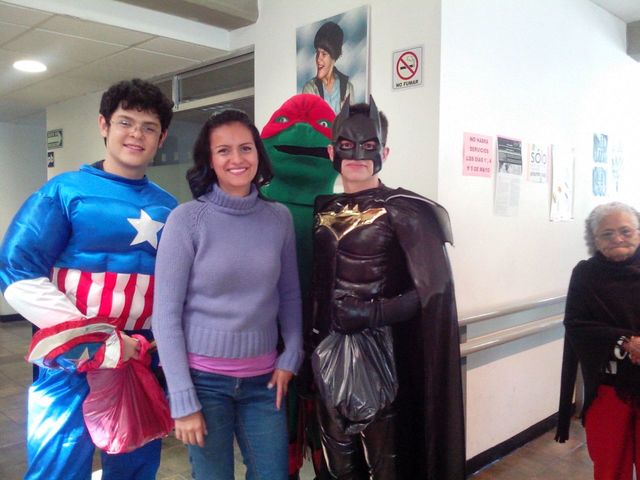 Rodeada de "héroes"