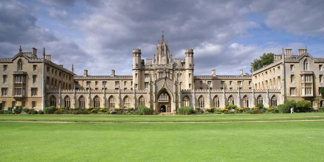 Empieza a estudiar teología en Cambridge.