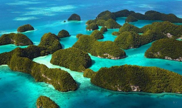 Llega a las Islas Galápagos.