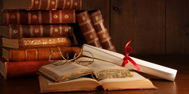 Lectura de un libro que le abre la mente hacia el exito de la especie