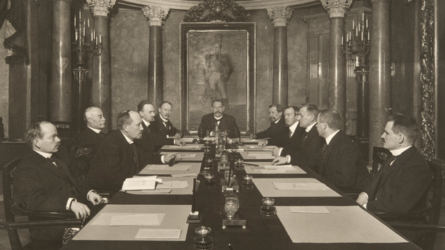 Svinhufvudin hallitus antaa eduskunnalle itsenäisyysjulistuksen