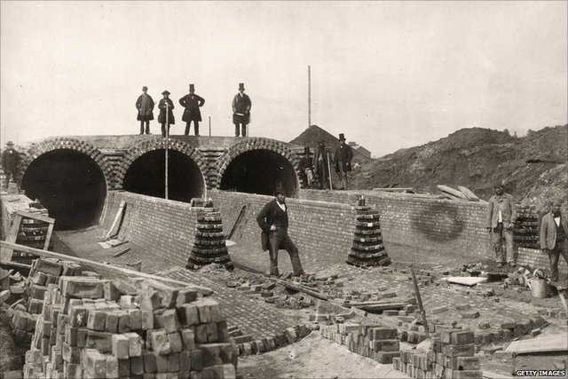 London builds a sewer system