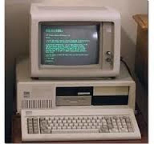 La DEC introdujo la primera mini computadora comercializada con éxito