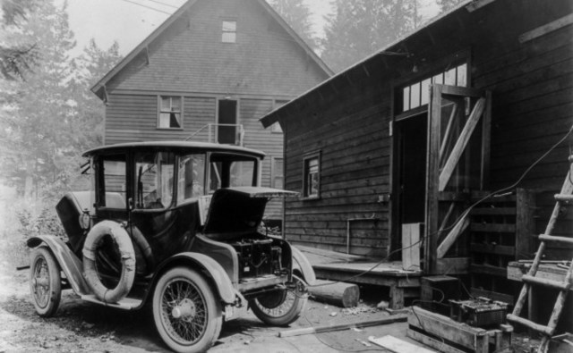 Grupos pequeños de trabajadores cooperaban para construir a mano los automoviles