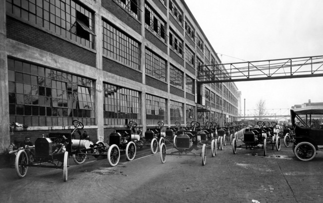 Henry Ford revoluciono la industria automovilística y estableció la planta de Highland Park,en Detroit,para producir el modelo T.