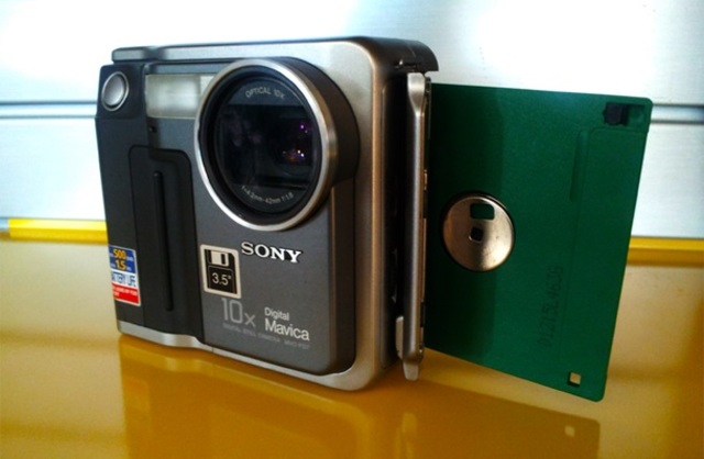 Aparece la primera cámara digital