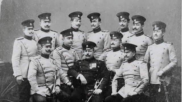 Se Reúnen los Miembros de la Mano Negra