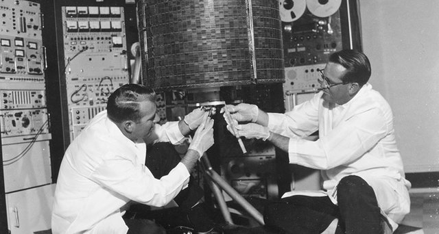 Primer Satelite Comercial