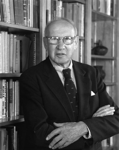 Teoría Neoclasica - Peter Drucker: Indica la eficiencia del personal que trabaja en las organizaciones.