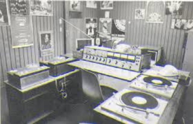 Se construye la primera radio de frecuencia modulada (FM)