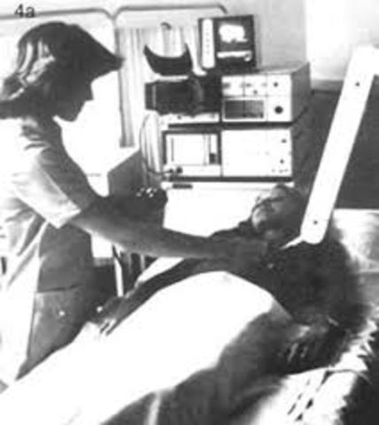 Se usa el ultrasonido por primera vez en aplicaciones médicas.