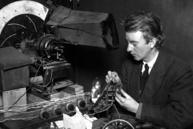 Se desarrolla la televisión y se transmite una señal sobre el océano