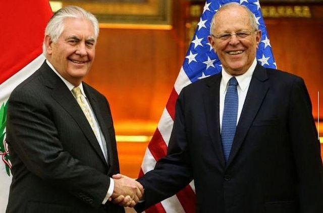 Tillerson en Perú: con el mejor de mis cachorros.