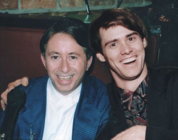 Il est un succès à Yuk Yuks. Il gagne $10 000 par nuit.