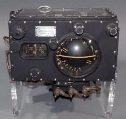 Automatic gyrostabilizer leads to first automatic pilot