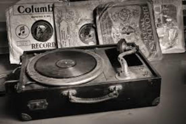 the first commercial version of a recordplayer