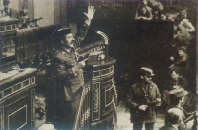 Inicia sesiones la XXVI Legislatura de la Cámara de Diputados, electa por primera vez de una manera libre.