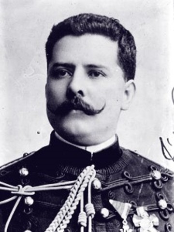 Félix Díaz se rebela en Veracruz contra el gobierno de Madero.