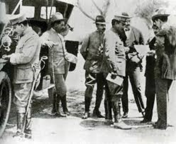 El general Álvaro Obregón, como representante del Ejército Constitucionalista firma los tratados de Teoloyucan.