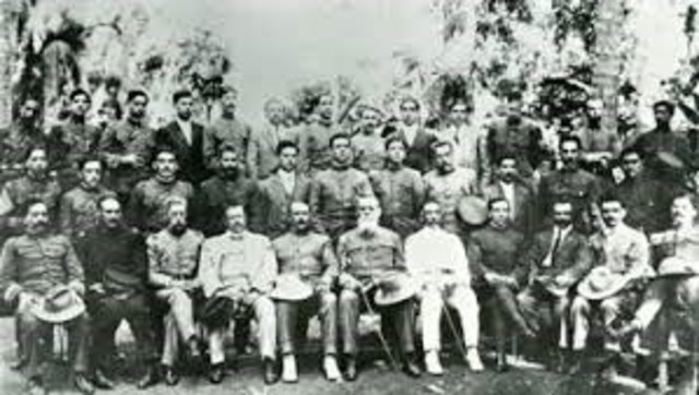 Carranza desconoce a la Convención y establece su gobierno en Veracruz. Los convencionistas, encabezados por Villa y Zapata, avanzan sobre la ciudad de México.