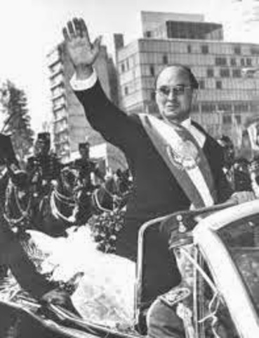 Luis Echeverría sube a la presidencia