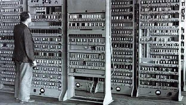 ENIAC ( Electronic Numerical Integrator And Computer ) - John Presper Eckert y John William Mauchly