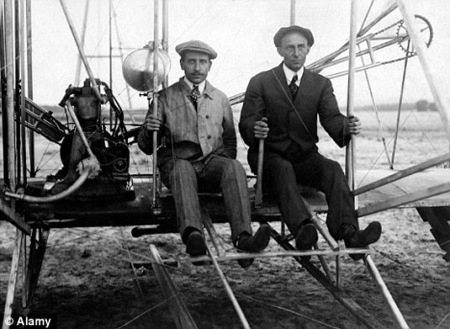 Los hermanos Wright  realizaron el primer vuelo comercial del mundo. Este vuelo, realizado entre Dayton y Columbus (Ohio)