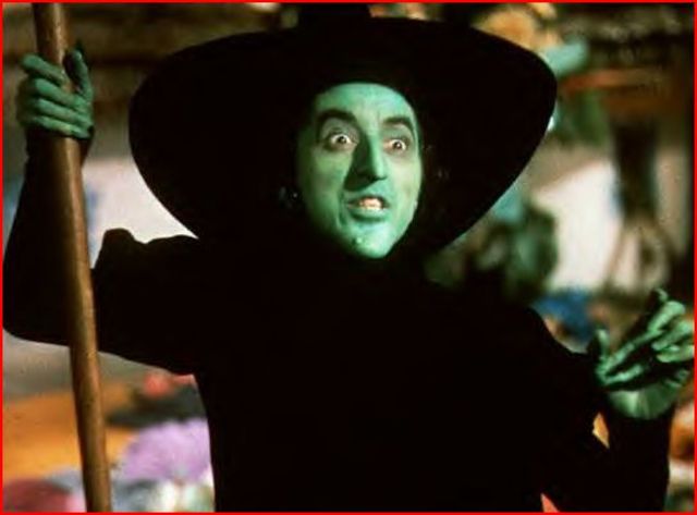 The wicked witch of the west captures Dororthy