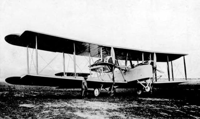 Los británicos John William Alcock y Arthur Whitten Brown, realizaron la primera travesía trasatlántica en un avión. Partieron desde Nueva Escocia (Canadá), hasta Clifden (Irlanda)