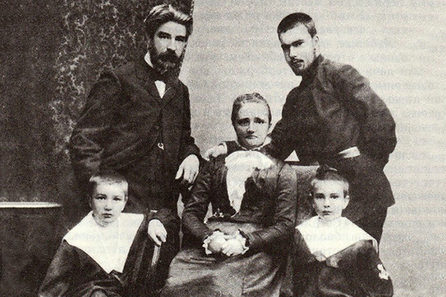 Если не считать супа из мамонтятины - обычный мальчишка