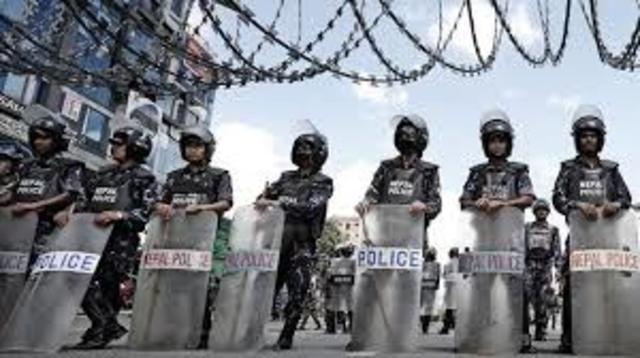 Los maoistas dan por finalizada una tregua de cuatro meses con el gobierno, y fracasan las conversaciones de paz con el gobierno. Se lanzan ataques coordinados contra puestos del ejército y la policía.