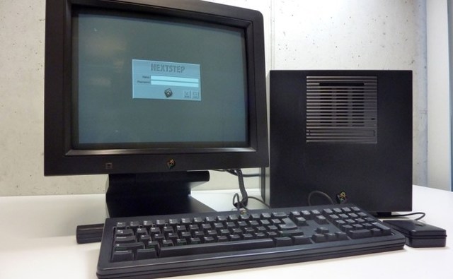 Tim Berner-Lee escribe la primera página de internet (en un ordenador NeXT).