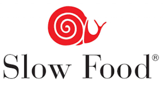 SLOW FOOD ES UN MOVIMIENTO NACIDO EN ITALIA PROMOBIDO POR JOSEPH BOVE SE COMPONE DE LA ESTSNDARIZACION DEL GUSTO BUSCA SALVA GUARDAR LAS TRADICIONES GASTRONOMICAS COMO SON LOS CULTIVOS, TECNICAS Y PRODUCTOS