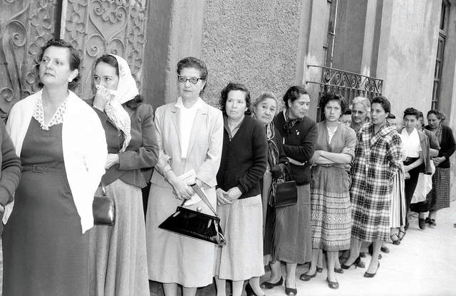 "Votan por primera las mujeres"