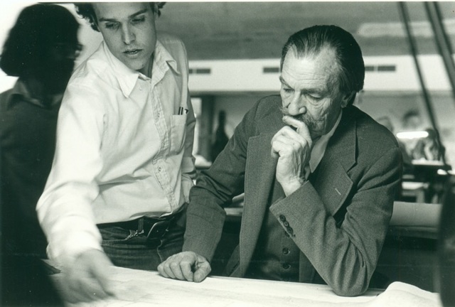 Ian Mc Harg publico el influyente libro "Proyectar con la naturaleza" popularizando el desarrollo de técnicas de superposición de mapas.