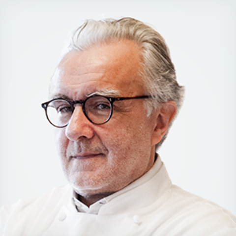 ALAIN DUCASSE RENOVÓ EL ARTE DE LA COCINA APORTO SUAVIDAD, LIVIANDAD Y TRANSPARENCIA REALZANDO SABORES O COLORES, SIN ALEJARCE DE LO CLASICO Y LAS TECNICAS TRADICIONALES SIEMPRE ESTA EN BUSCA DE NUEVOS PRODUCTOS EXOTICOS PARA NO QUEDARSE ATRAS