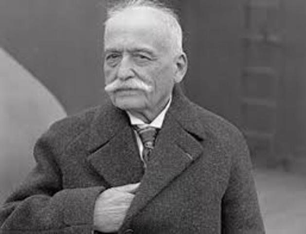 AUGUSTE ESCOFFIER A EL SE LE DEBE LA DIVION DE LA COCINA CALIENTE, FRIA Y REPOSTERIA, ESTIPULO LAS CARACTERISTICAS DE UN BUEN COCINERO