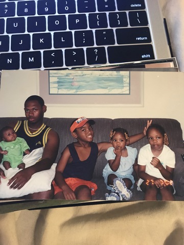 La foto de mi con mi padre y mis hermanos