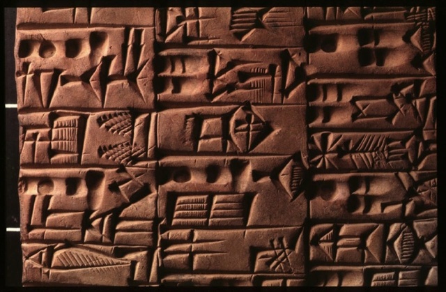 Escritura cuneiforme y jeroglíficos